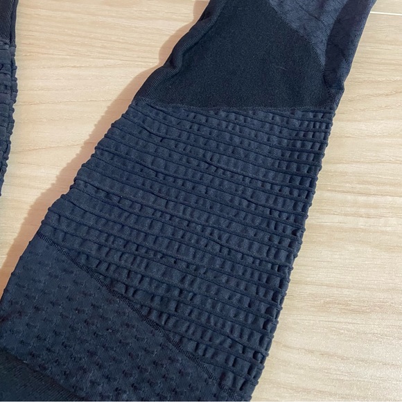 SPANX Seamless Moto Leggings Tights Biker Casual Body-Shaper Size Large Textured - Picture 8 of 8